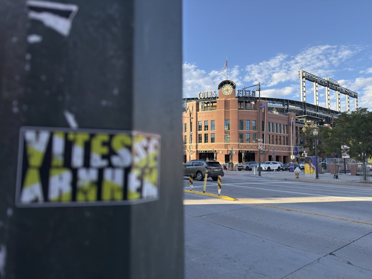 B4rtvdH's tweet photo. Everywhere I go, I take Vitesse with me 💛🖤 https://t.co/i2Nf6VptxI