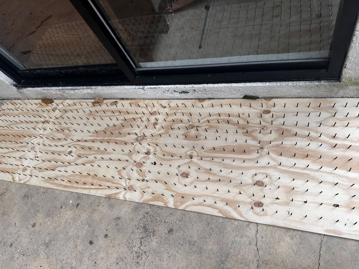 SanjuanaNews's tweet photo. #ULTIMAHORA Mira @mariana_boy @PROFEPA_Mx la mesa directiva de la colonia Olinalá regalando trampas contra los osos 🐻 a los vecinos. Les recuerdo que es una especie en peligro de extinción. Esto viola ley @samuel_garcias @MauFarahG @SEMARNAT_mx @aliciabarcena @CONANP_mx @Claudiashein
