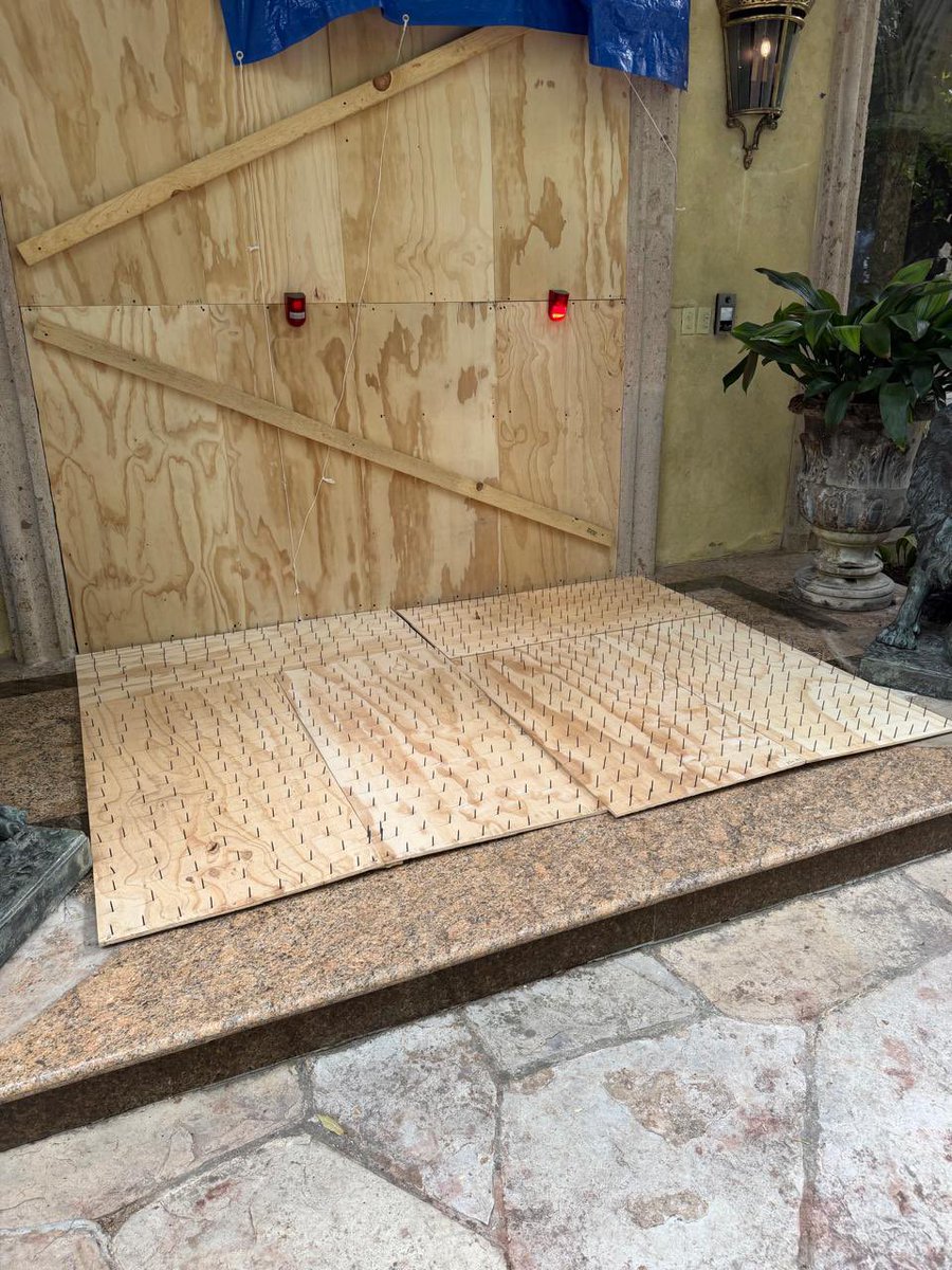 SanjuanaNews's tweet photo. #ULTIMAHORA Mira @mariana_boy @PROFEPA_Mx la mesa directiva de la colonia Olinalá regalando trampas contra los osos 🐻 a los vecinos. Les recuerdo que es una especie en peligro de extinción. Esto viola ley @samuel_garcias @MauFarahG @SEMARNAT_mx @aliciabarcena @CONANP_mx @Claudiashein