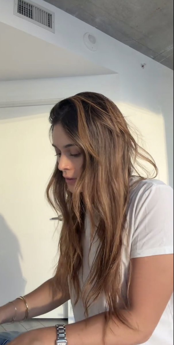 cachersociety's tweet photo. #TikTok | danielaacallee en su nuevo video.

— “Esta cancion se llama: Rosado

Hace parte de mi primer album 
Esto (no) es un diario

Disponible en todoos lados ❤️🏹”

🔗: https://t.co/Biapqn41kt https://t.co/8GVxSop62s