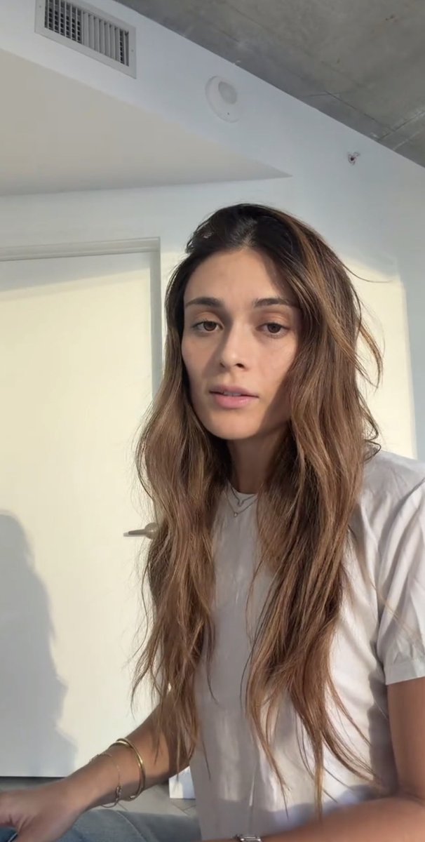 cachersociety's tweet photo. #TikTok | danielaacallee en su nuevo video.

— “Esta cancion se llama: Rosado

Hace parte de mi primer album 
Esto (no) es un diario

Disponible en todoos lados ❤️🏹”

🔗: https://t.co/Biapqn41kt https://t.co/8GVxSop62s