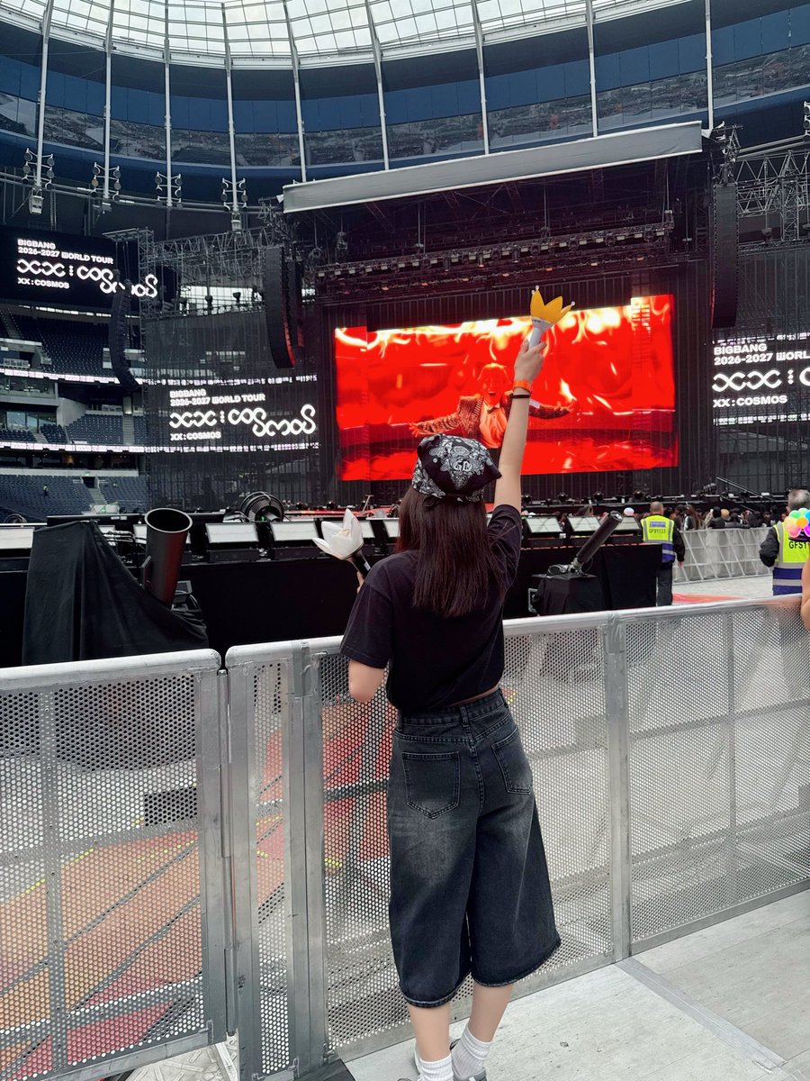 Rachhhhhr's tweet photo. one of the best nights of 2026 😭 15-year-old me was sooo happy tonight 🫶🏻thank you bigbang 💛 https://t.co/v1drYcIYPc