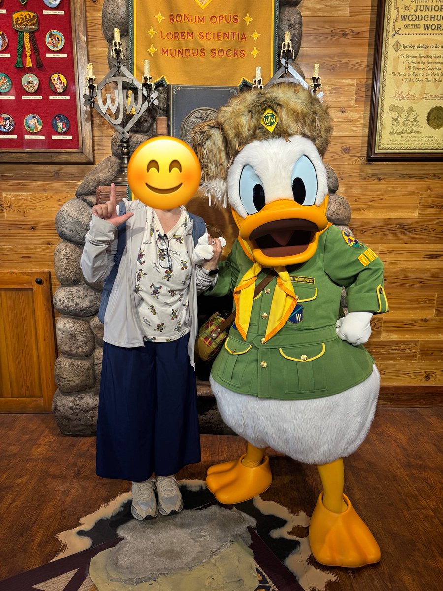 atchandisny's tweet photo. 一年半ぶりのインパ😭😭
まずはドナちゃんにご挨拶✨
九州から来たよ！って言ったら、飛行機✈️乗ったの？って可愛いポーズ😆 https://t.co/joWxm2uBIc