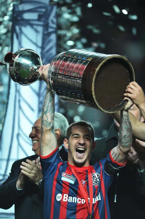 soldadodebauza_'s tweet photo. volvio de europa en 2009 cuando todavia le quedaban años para jugar ahi, eligio los colores y volvio.

en 2012 nos salvo del descenso ganando la promocion con instituto, siendo la figura de ese espanto.

en 2013 despues de tanta angustia gano el inicial en cancha de velesh. 

en 2014 gano la que muchos sueñan con tener.

y en 2016 hizo broche de oro ganando una final 4-0 a los bolitas. 

mira si la vuelta de este "seca nucas", que se la pasa llorando, va ser mejor que la este guerrero.