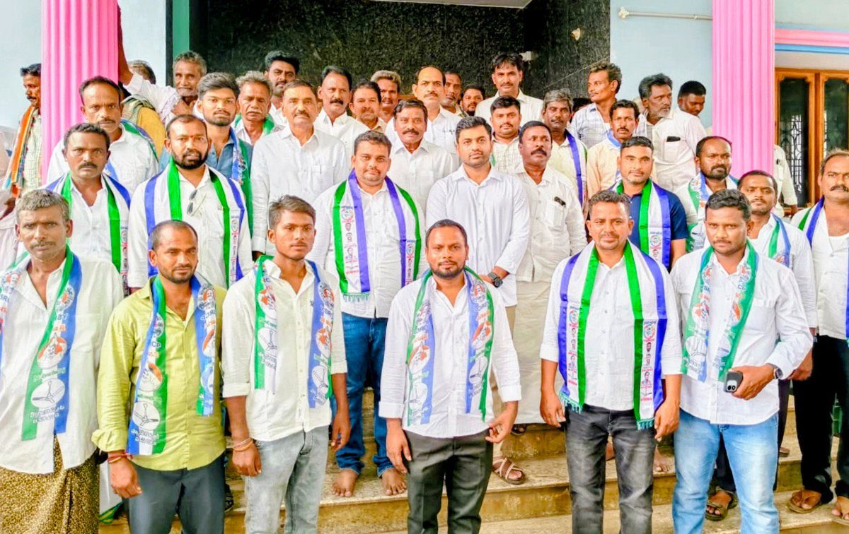 AndhraXpress's tweet photo. కాశీనాయనలో 

వైయస్ఆర్ సీపీలోకి భారీ చేరికలు.. 

టీడీపీని వీడి 50 కుటుంబాల చేరిక https://t.co/gkDEh25ZR7