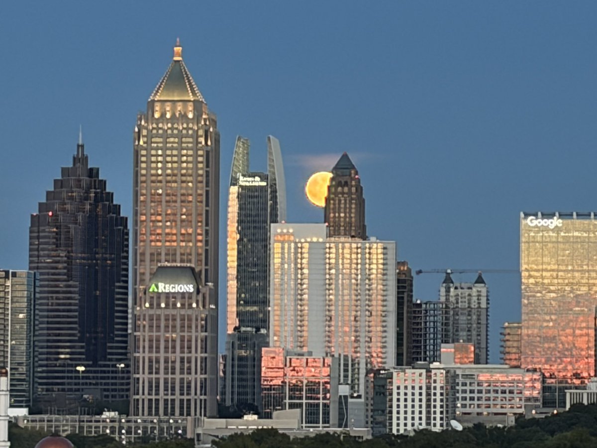 BradNitzWSB's tweet photo. Full moon rising. 
Photo credit: me, not too bad, huh? 😄 https://t.co/IgwYWmGohi