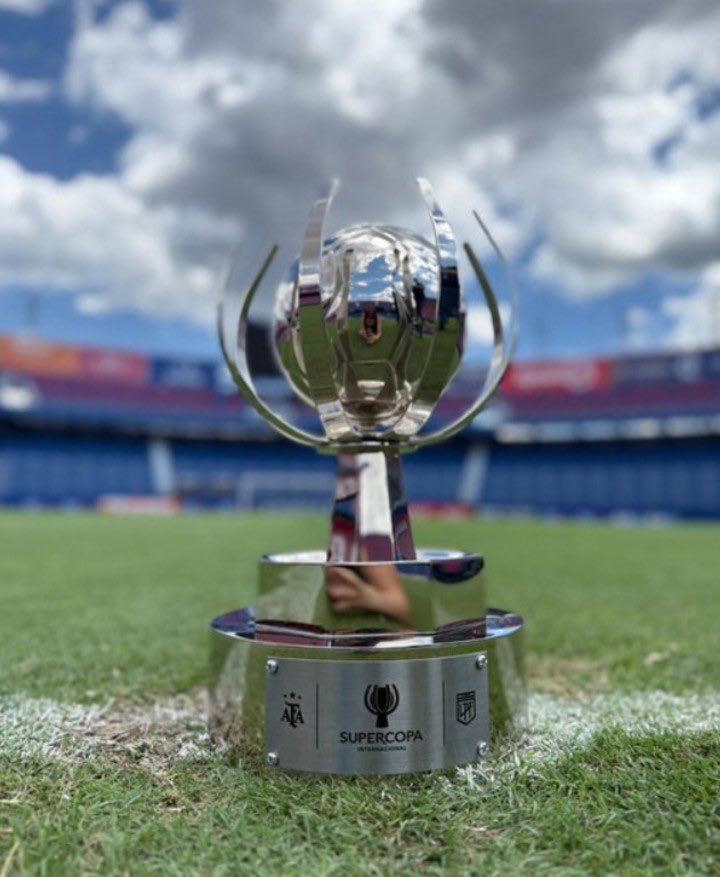 Presibrand's tweet photo. 1/5 ⚽️ Nació para jugarse en Abu Dabi, pasó por Asunción y terminó en Avellaneda o Santiago del Estero. La "Supercopa Internacional" ya ni siquiera disimula con un viaje largo: dos equipos de AFA jugando en suelo nacional por una copa que se llama "Internacional". 🧵👇 https://t.co/0MoHBBpvHp