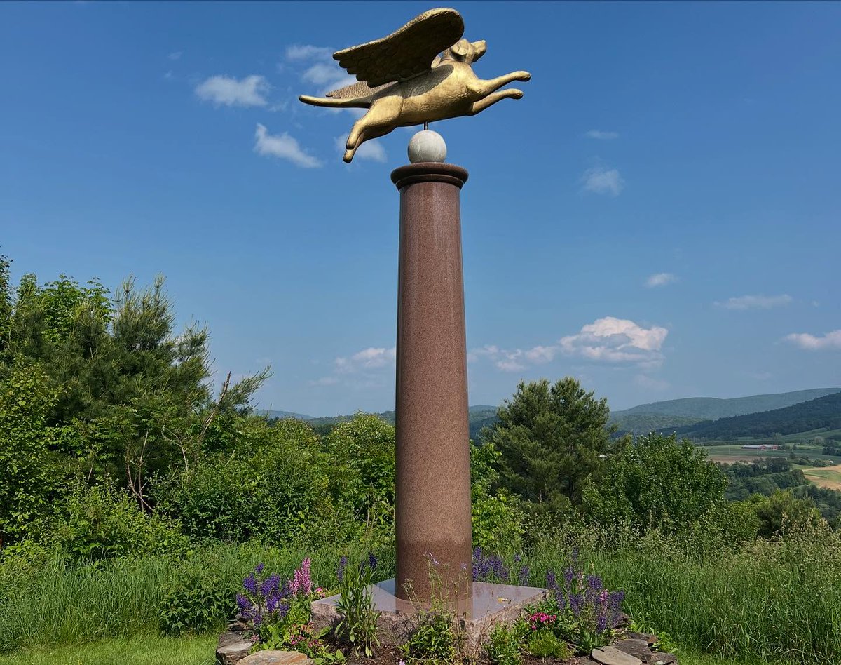 FerdinandDlk's tweet photo. I had a special opportunity during my Vermont vacation to visit Dog Mountain with my dog nephew, Murray, and sister-in-law. Created by late artist Stephen Huneck, the 150-acre property features trails, ponds for dogs to play, and a beautiful chapel https://t.co/43ZfKPgUUV