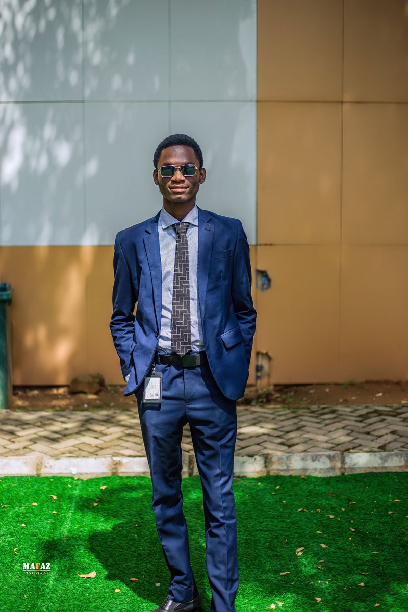 em_mukhtar's tweet photo. 27th September! 

Alhamdulillah a year older! 

When you come across this say a prayer please, Allah ya ƙarawa rayuwar mu albarka,  Amin. 

A year older, a degree (h)older!

🎂✨🥂 https://t.co/ykDlx2oCBp