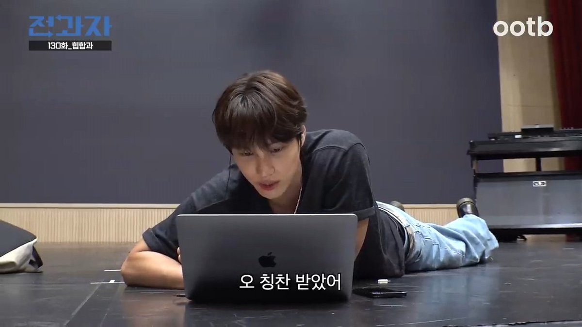 mementomolli's tweet photo. Like fan, like idol.
Just Kai &amp; Yushy on their tummy https://t.co/wyogtqLHcq