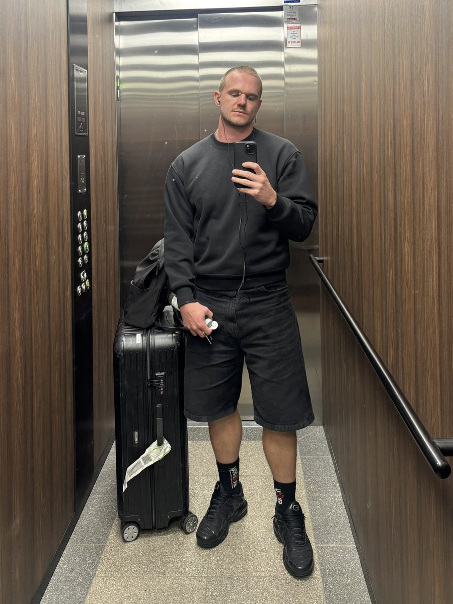 swedishjock's tweet photo. Sniff (and clean the mirror) https://t.co/xLh11Gvn0q