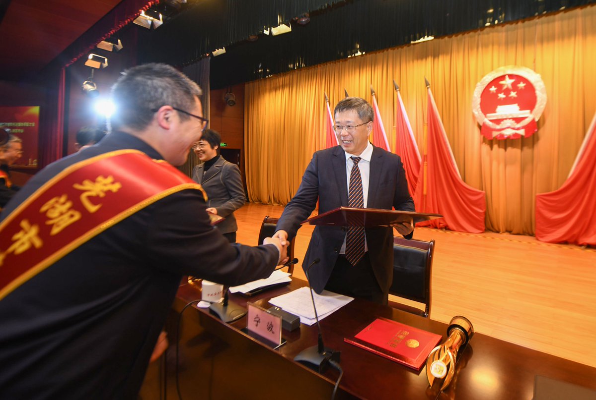 y0nk12's tweet photo. The official awarded the contribution to the diligent colleague. https://t.co/v4KIbDKfV9