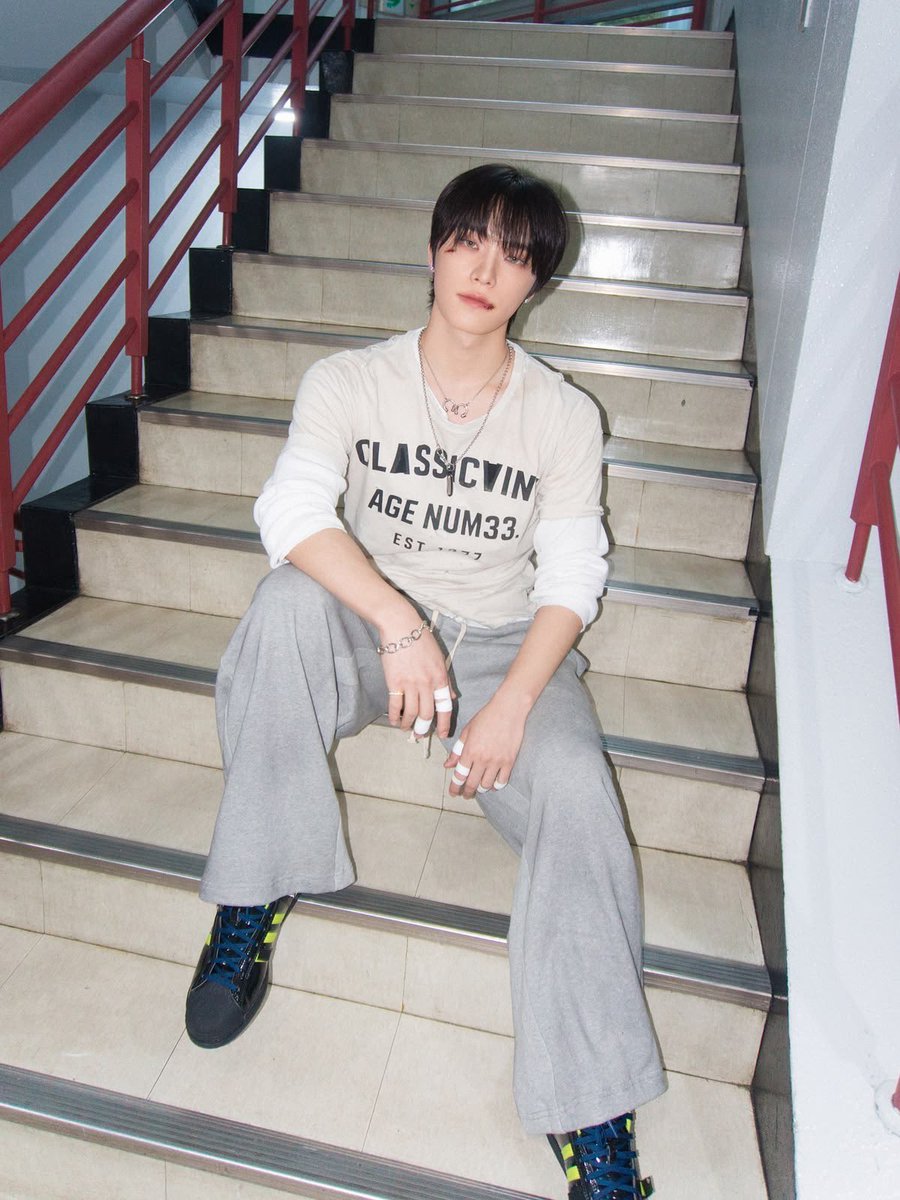 minbloomingyu's tweet photo. how can someone be so hot https://t.co/EksCGx2f0z