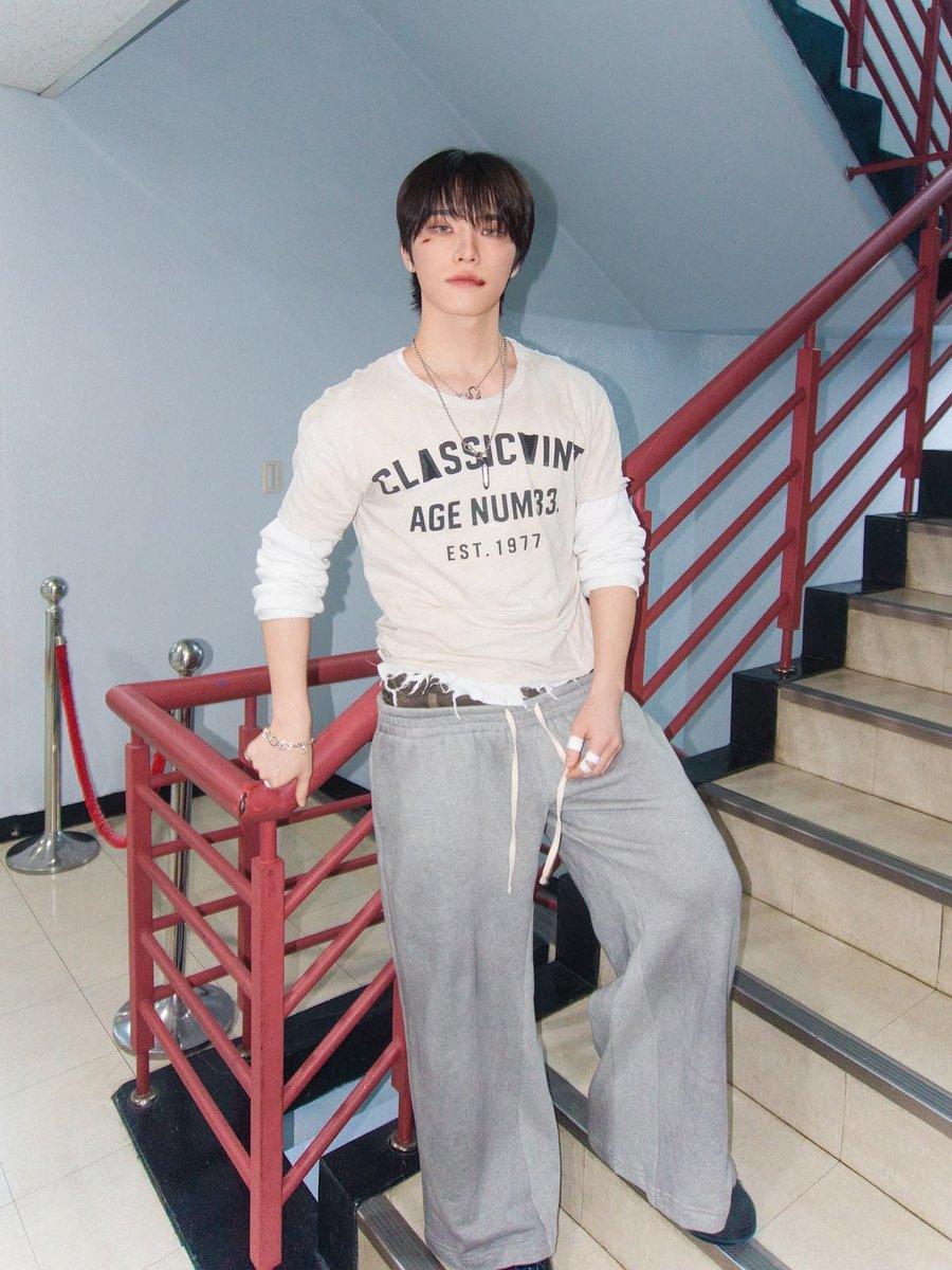 minbloomingyu's tweet photo. how can someone be so hot https://t.co/EksCGx2f0z