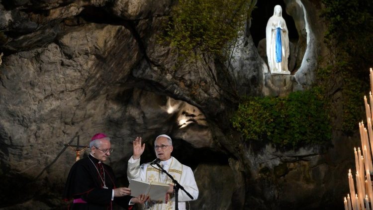 caminosfe's tweet photo. Oración del Papa León XIV a Nuestra Señora de Lourdes, la Inmaculada Concepción, en la Gruta de las Apariciones, rodeado de miles de fieles.

https://t.co/zYwtKWj33K https://t.co/nsprhFWCja