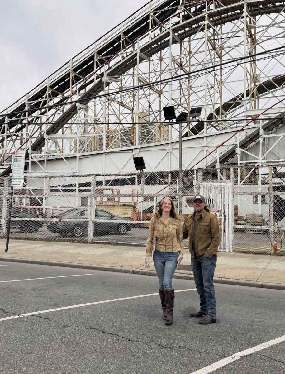 LanasChart's tweet photo. Lana Del Rey in Coney Island, NYC. The place has references in the songs “Off to the Races”, “Carmen” (Demo) and “Mermaid Motel.”🥹 https://t.co/YXfiJenQWR