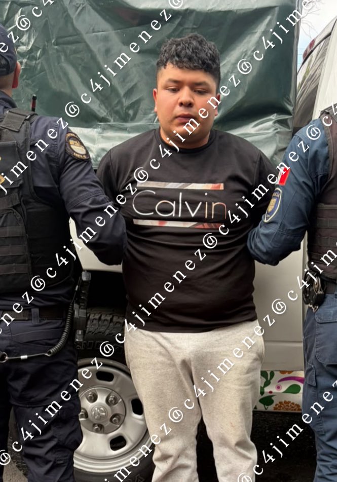 c4jimenez's tweet photo. PELEA con SUS VECINOS… y le CLAVAN un CUCHILLO en el OJO
Así acabó el ojo de Pedro Ramírez
Tuvo una riña con sus vecinos de la Col Sta Lucia en @AlcaldiaAO 
Uno de ellos tomó un cuchillo y se lo clavó así.
Agentes de @SSC_CDMX detuvieron a 2 de los agresores.
Llevaron a Pedro al hospital.