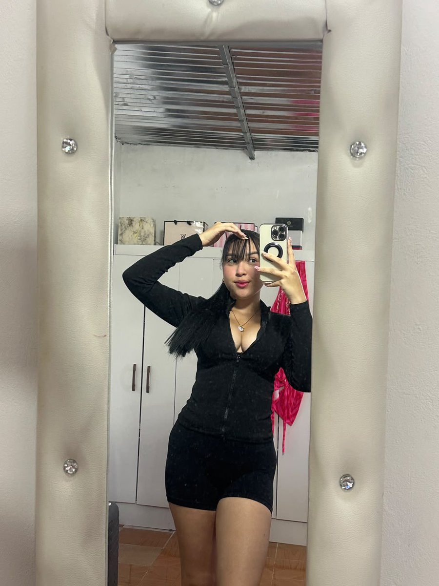 Danikseduce's tweet photo. How do I look in black?🖤 https://t.co/WQJujBbSlu
