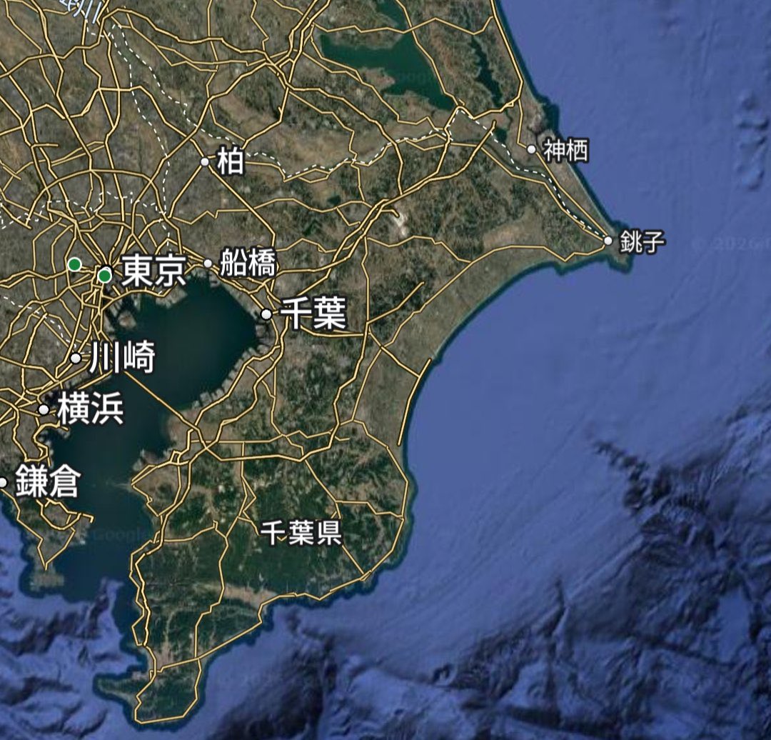 HamiJeJe's tweet photo. 今回の豪雨災害を見て改めて思うけど、房総半島って、災害という意味ではかなり特殊な土地なんだと思う。

南房総では山が海の近くまで迫っているから、豪雨になると土砂崩れや斜面崩壊が起き、道路や鉄道が寸断される。
一本の道路が塞がれただけで、集落そのものが孤立しかねない地域もある。

その一方で、北部には印旛沼や利根川水系につながる低平地が広がっていて、堤防の決壊や越水が起きれば、今度は広範囲が水に浸かる。

つまり同じ千葉県、同じ房総半島の中で、

「山間部型の激甚災害」と
「低平地型の大規模水害」

この正反対の災害リスクを同時に抱えている。

しかも房総をさらに分かりにくくしているのが、「千葉＝首都圏」というイメージだと思う。

東京から近い。
成田空港もある。
東京湾岸には巨大な都市も工業地帯もある。

だから県全体がなんとなく「都会の延長」のように見える。

でも実際に半島を南や東へ進めば、山、谷、田畑、海岸線が続き、道路も鉄道も迂回路が少ない場所が珍しくない。

災害が起きた瞬間、普段は「東京のすぐ隣」だった場所が、突然「交通の細い地方」になる。

ここが房総の怖さなんだと思う。

地方の大災害として見るには東京に近すぎる。
でも東京で暮らす人にとって「自分にも起きる災害」と感じるには、少しだけ遠い。

この絶妙な距離感のせいで、房総の災害はいつも実態より軽く見られやすい。

「首都圏だから大丈夫」ではない。

むしろ房総半島は、山間部、低湿地、長い海岸線、限られた交通網という、複数の弱点が一つの半島に重なっている。

東京から近いことと、災害に強いことは全く別の話。

今回の豪雨で見えたのは、千葉が単なる「東京の隣」ではなく、都市圏と地方の両方の弱点を同時に抱える場所だということだと思う。

災害対策は県単位のイメージではなく、地形と交通網を見て考えないといけない。

房総半島は、近いからこそ見落とされてきた「首都圏の盲点」なのかもしれない。