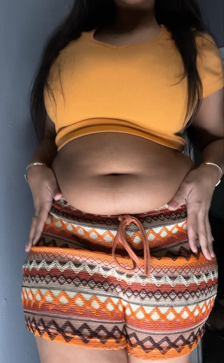 NinaBurps's tweet photo. I love my fluffy belly lol https://t.co/33RZ8JU0DT