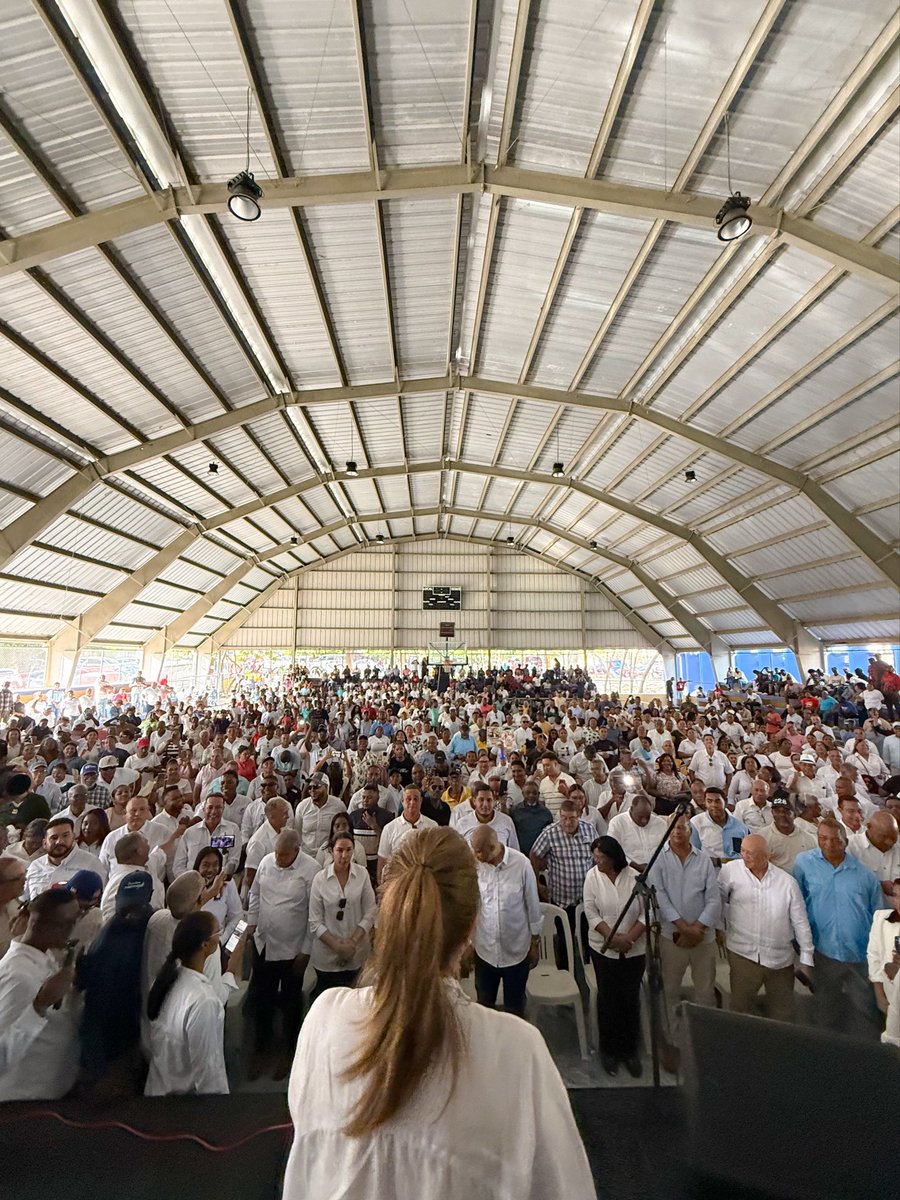 ConCarolina28's tweet photo. ¡Qué tarde la de Neyba! 

Una multitud, una sola energía y Bahoruco entero haciéndose sentir para recibir a la nuestra @CarolinaMejiaG !!

#ConCarolina #ConCarolina28 #NeybaConCarolina #BahorucoConCarolina https://t.co/OLUA7zNBGL