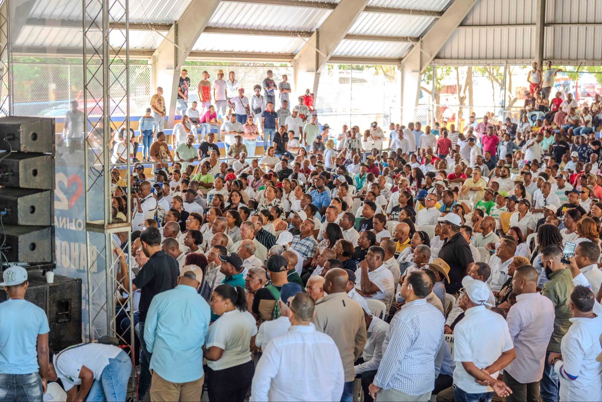 ConCarolina28's tweet photo. ¡Qué tarde la de Neyba! 

Una multitud, una sola energía y Bahoruco entero haciéndose sentir para recibir a la nuestra @CarolinaMejiaG !!

#ConCarolina #ConCarolina28 #NeybaConCarolina #BahorucoConCarolina https://t.co/OLUA7zNBGL