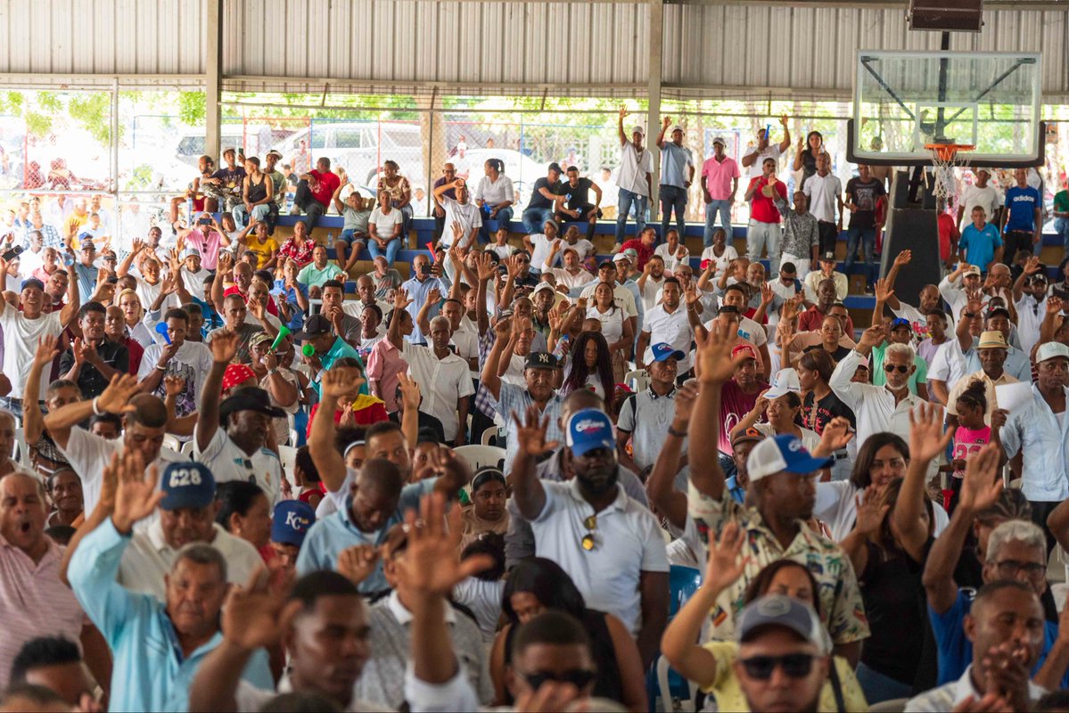 ConCarolina28's tweet photo. ¡Qué tarde la de Neyba! 

Una multitud, una sola energía y Bahoruco entero haciéndose sentir para recibir a la nuestra @CarolinaMejiaG !!

#ConCarolina #ConCarolina28 #NeybaConCarolina #BahorucoConCarolina https://t.co/OLUA7zNBGL