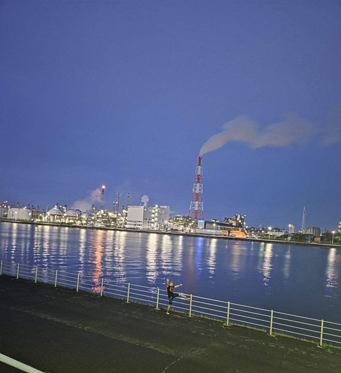 hotelbl's tweet photo. 朝ラン de 桑名百景⁡
⁡9月27日AM5:35気温23.9℃ 20km⁡
⁡⁡
ザ・28時間マラソン(四日市徹夜踊りの祭典「よんてつ」)
⁡
頭おかしい友達の1人が始めた28時間マラソン。立ち上げ当初から参加してるけど変な人ばかり集まってて笑けて来る😅

⁡ #桑名  #三重観光  #ランニング  #桑名百景 https://t.co/Yq4rS34Lga