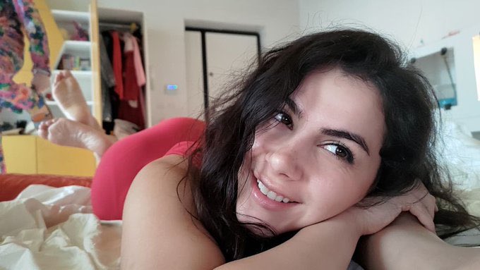 AngieMilleg26's tweet photo. @DorieFanny20910 Beautiful smile https://t.co/fijEsVMPI4