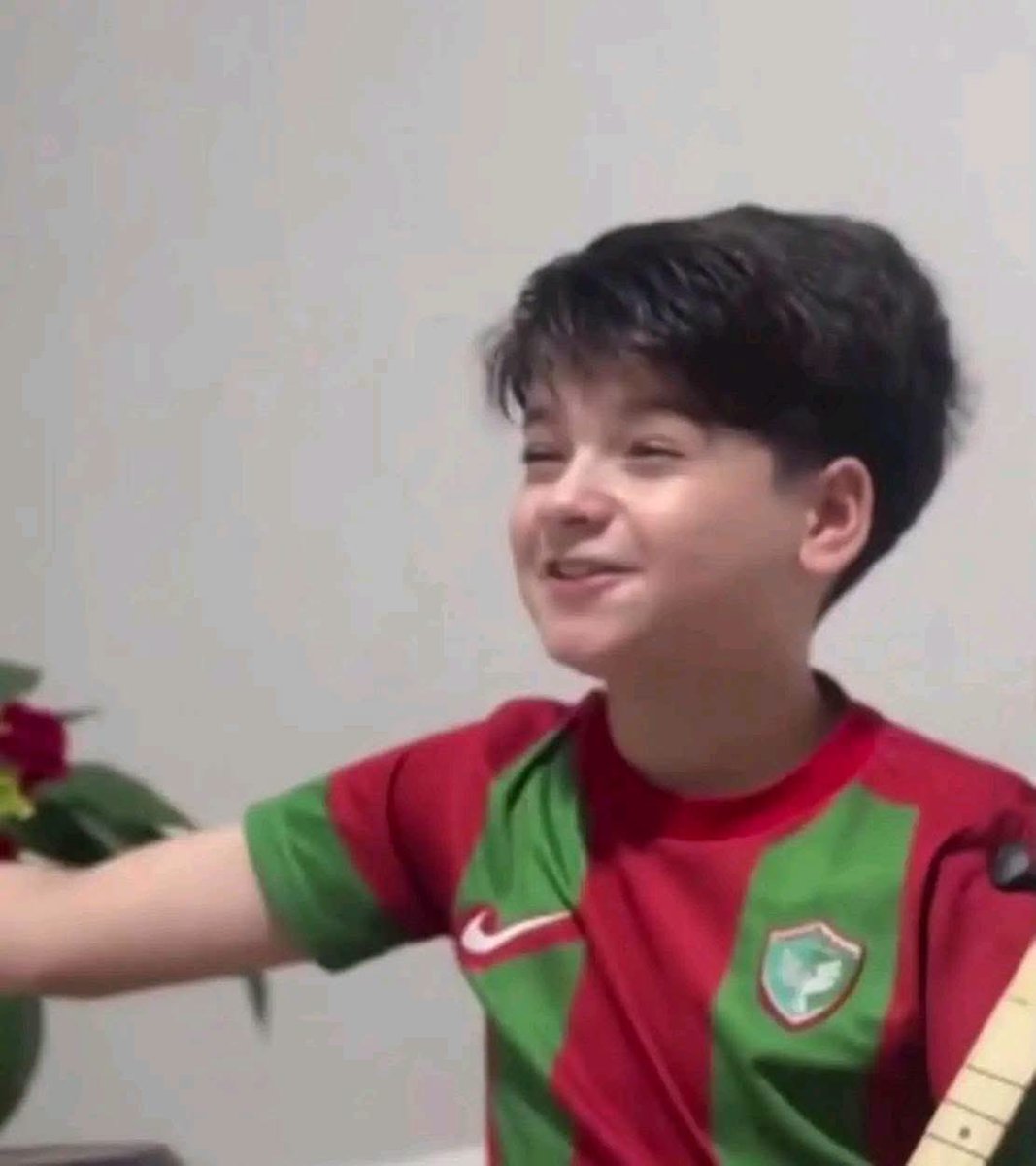 ako_jr_'s tweet photo. ئەگەر زمانی ڕەسەنی من، بناغەی دەوڵەتی تۆ دە��ەژێنێت، مانای وایە کە تۆ دەوڵەتەکەت لەسەر خاکی من دروستکردووە.

موسا عەنتەر 

ئەو وتەیە رێک بۆ ئێستای ئەو رووداوە گوتراوە، منداڵێک بە گۆرانییەکی کوردی بۆ یانەی ئامەدسپۆرت عەشری دەسەڵاتی تورـکیای هەژاند https://t.co/sXLum811ZR