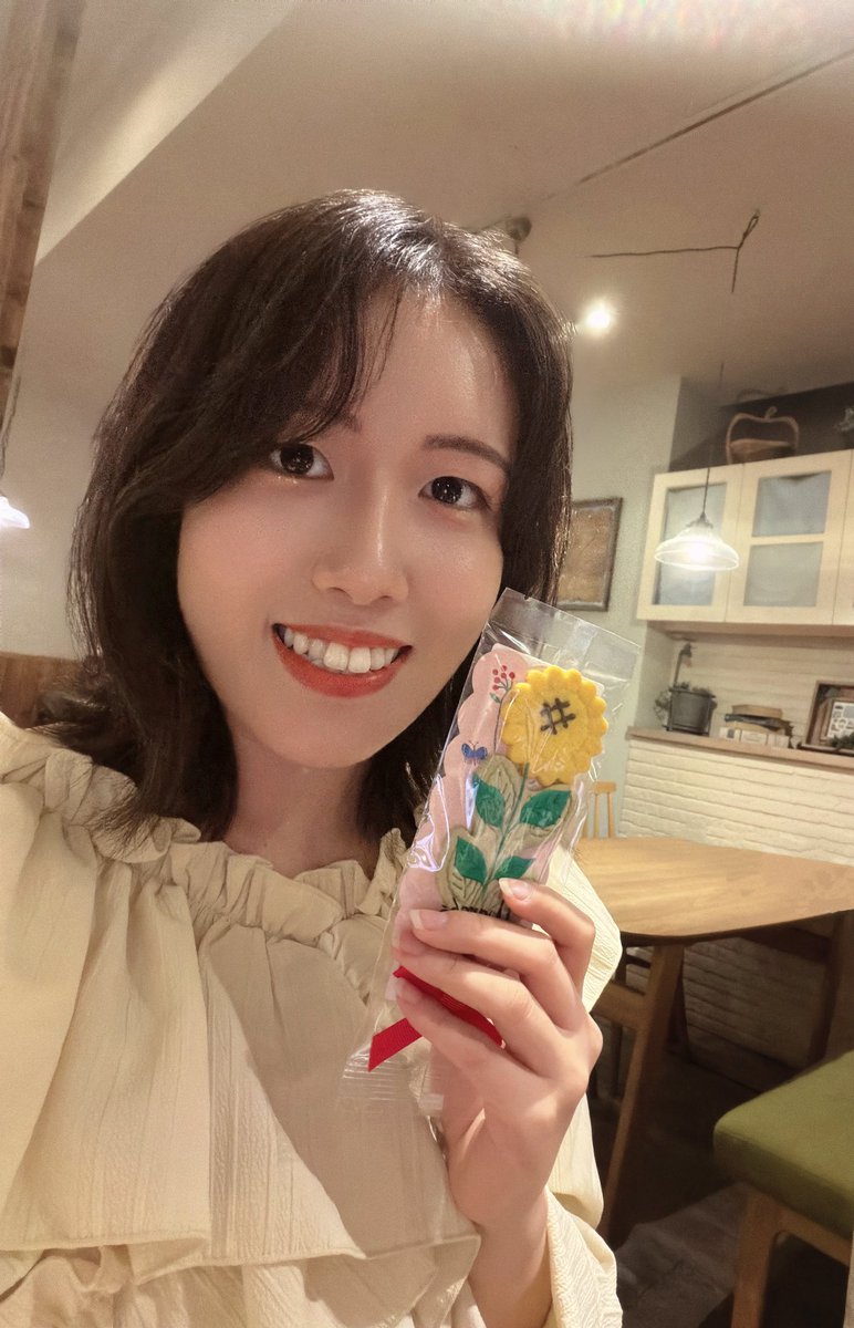 himawaridesuv's tweet photo. おはようございます🌻

朗読劇のお祝いで友人に貰った🌻クッキー❣️可愛くないですか〜✨✨
ギリギリまで飾って大事に食べます🙌

今日も1日頑張っていきましょ〜✨ https://t.co/UX7q6y3wKg