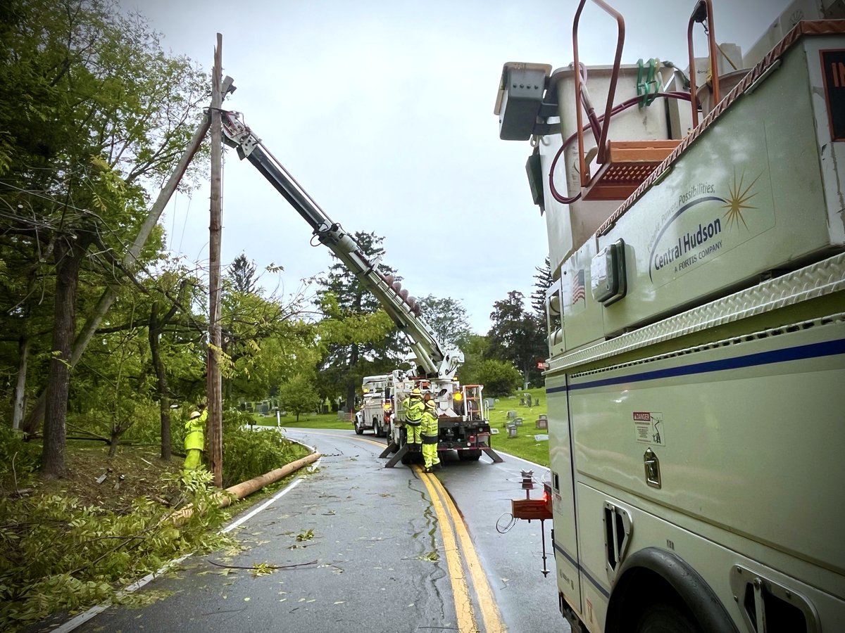 CentralHudson's tweet photo. ⚡ Restoration efforts continue.

In addition to our full contingent of Central Hudson line workers, we've secured approximately 100 mutual aid line workers to help accelerate restoration efforts.

Crews are assessing damage, clearing debris and repairing storm-damaged equipment, with every repair focused on restoring service safely while strengthening system reliability and resilience.

This is a company-wide effort. Employees across Central Hudson are working around the clock in the field, in operations centers and in critical support roles until every customer is restored.

#StormResponse #PowerRestoration #Reliability #Safety