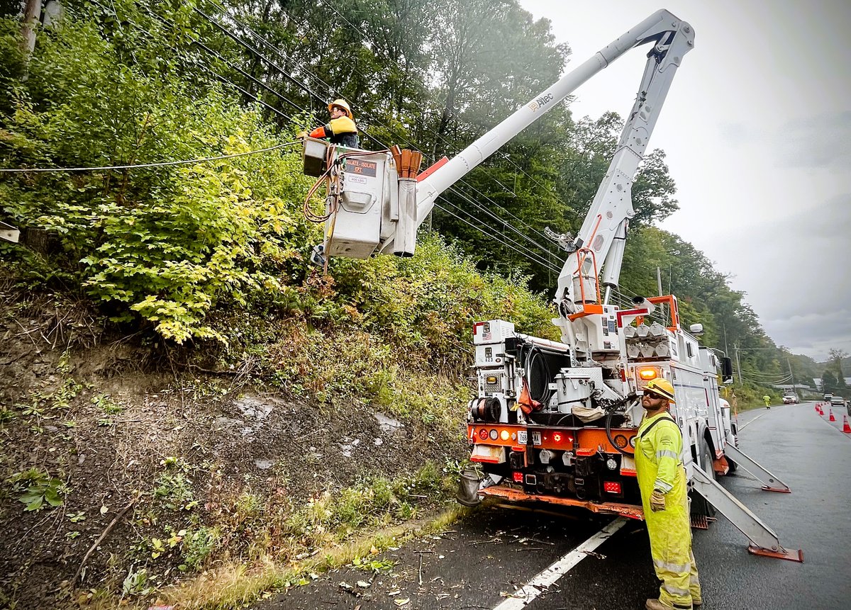 CentralHudson's tweet photo. ⚡ Restoration efforts continue.

In addition to our full contingent of Central Hudson line workers, we've secured approximately 100 mutual aid line workers to help accelerate restoration efforts.

Crews are assessing damage, clearing debris and repairing storm-damaged equipment, with every repair focused on restoring service safely while strengthening system reliability and resilience.

This is a company-wide effort. Employees across Central Hudson are working around the clock in the field, in operations centers and in critical support roles until every customer is restored.

#StormResponse #PowerRestoration #Reliability #Safety