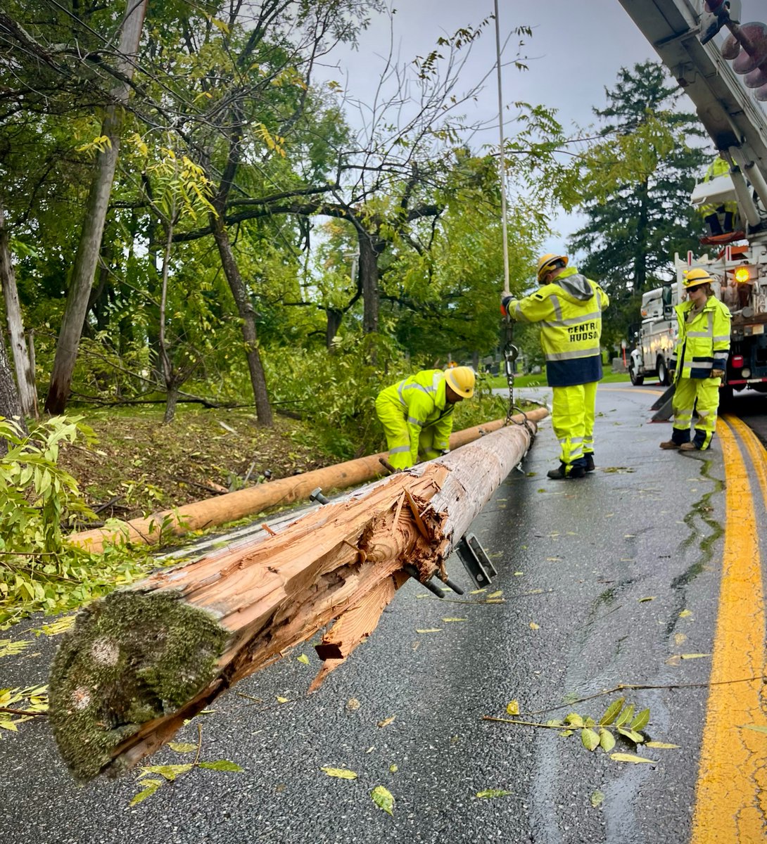 CentralHudson's tweet photo. ⚡ Restoration efforts continue.

In addition to our full contingent of Central Hudson line workers, we've secured approximately 100 mutual aid line workers to help accelerate restoration efforts.

Crews are assessing damage, clearing debris and repairing storm-damaged equipment, with every repair focused on restoring service safely while strengthening system reliability and resilience.

This is a company-wide effort. Employees across Central Hudson are working around the clock in the field, in operations centers and in critical support roles until every customer is restored.

#StormResponse #PowerRestoration #Reliability #Safety