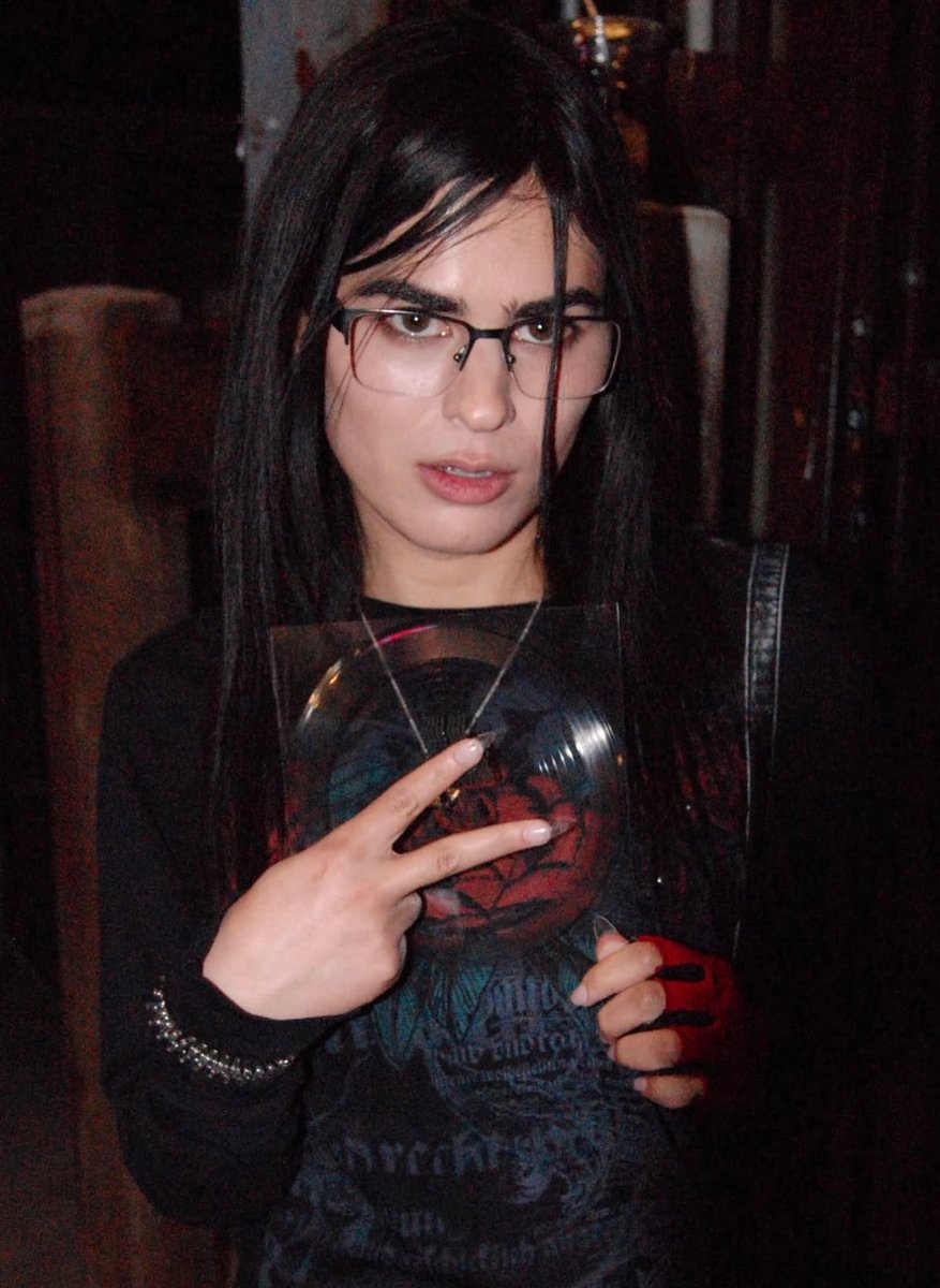apriloverdosed's tweet photo. this look on her is everything i really love that shirt on her so bad https://t.co/2DmQaDmaWM