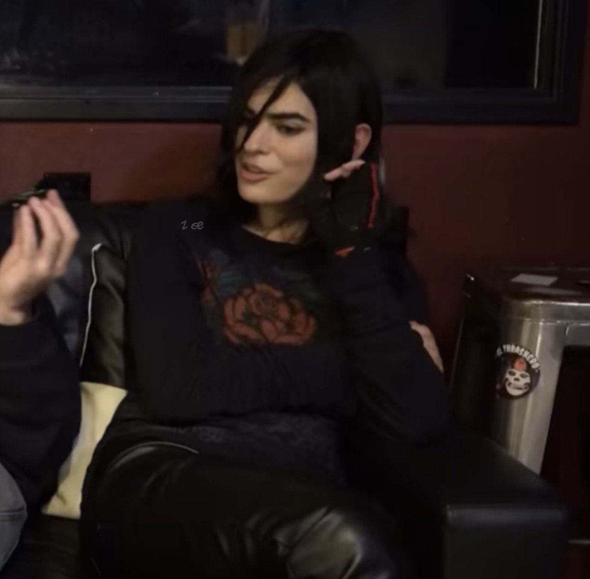 apriloverdosed's tweet photo. this look on her is everything i really love that shirt on her so bad https://t.co/2DmQaDmaWM