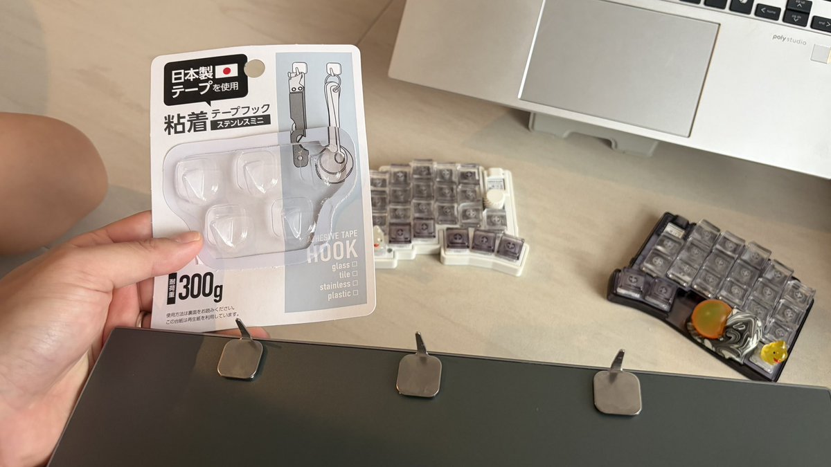 nekosyfu's tweet photo. サブモニターにフックを付けて、ノートPCの折りたたみヒンジの隙間にダイブさせたら超安定した…！

ただバッグ収納時に絶対手の甲殺すマンになるから注意しないと😇

#UUUK https://t.co/QpNDP5tXVW