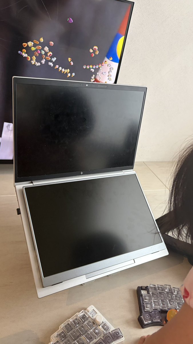 nekosyfu's tweet photo. サブモニターにフックを付けて、ノートPCの折りたたみヒンジの隙間にダイブさせたら超安定した…！

ただバッグ収納時に絶対手の甲殺すマンになるから注意しないと😇

#UUUK https://t.co/QpNDP5tXVW