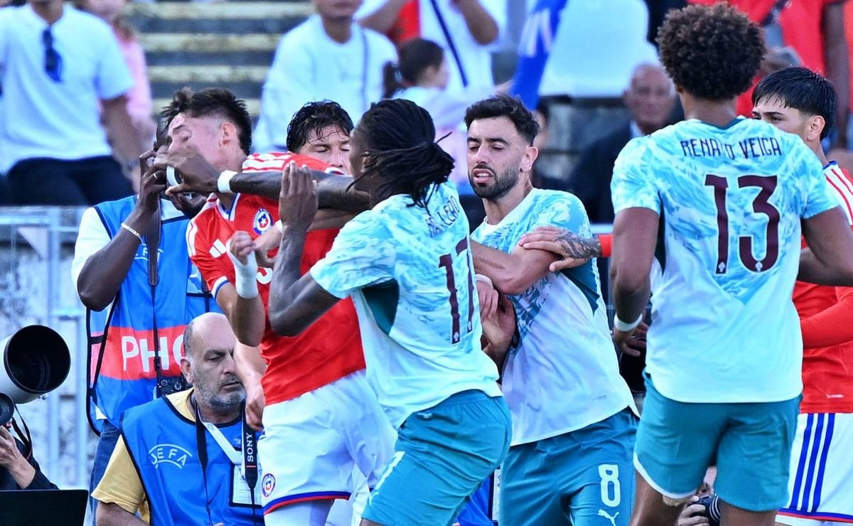 nagatoazul's tweet photo. El último expulsado de Chile había sido Ivan Román, otro colocolino. 
El mal que le hacen a mi querida selección 💔🇨🇱 https://t.co/iPpKImKoKg