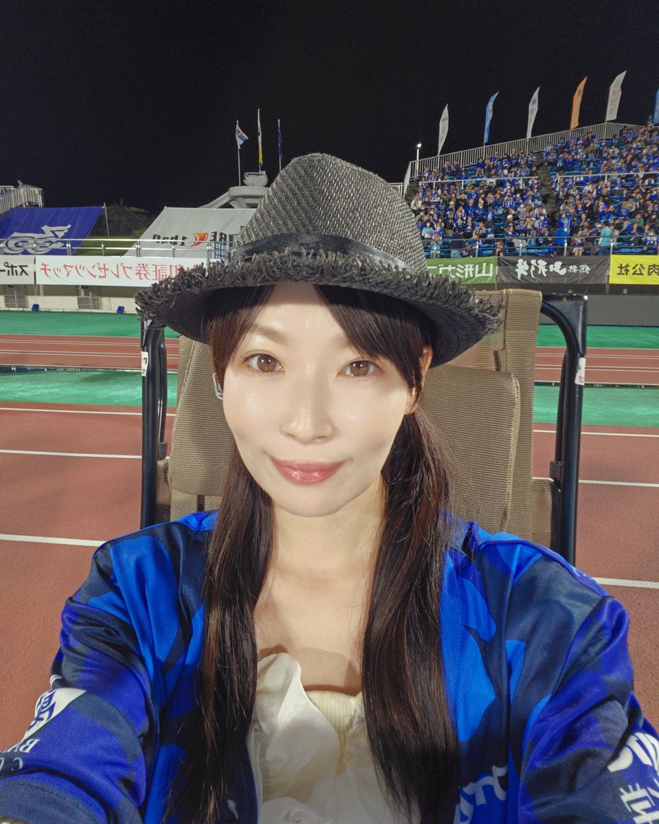ayucibi2525's tweet photo. 今日は、女の子でよかったって思えるスタジアム💙✨

GIRLS DAY⚽️
いつもの青も、今日はちょっと特別に見えました。

お気に入りのコーデに帽子を合わせると、自然と背筋までしゃんとする🎩

おしゃれを楽しむ帽子が、
もしもの時には自分を守るものにもなる。
そんな「防災×帽祭」の想いも、日常の中にそっと。

可愛く楽しむ日も、全力で応援する日も、どっちも私らしく。

そして結局いちばん言いたいのは——
やっぱり、この青が大好き💙⚽️