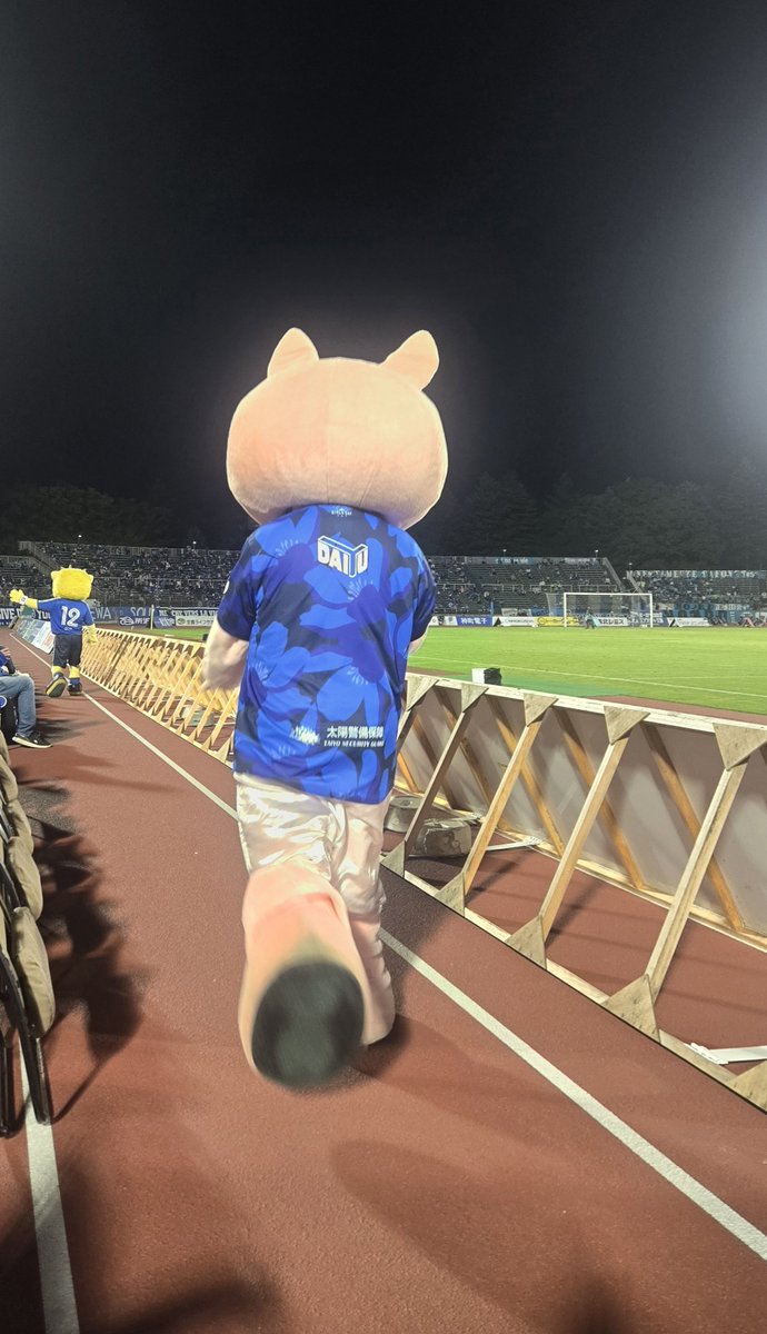 ayucibi2525's tweet photo. 今日は、女の子でよかったって思えるスタジアム💙✨

GIRLS DAY⚽️
いつもの青も、今日はちょっと特別に見えました。

お気に入りのコーデに帽子を合わせると、自然と背筋までしゃんとする🎩

おしゃれを楽しむ帽子が、
もしもの時には自分を守るものにもなる。
そんな「防災×帽祭」の想いも、日常の中にそっと。

可愛く楽しむ日も、全力で応援する日も、どっちも私らしく。

そして結局いちばん言いたいのは——
やっぱり、この青が大好き💙⚽️