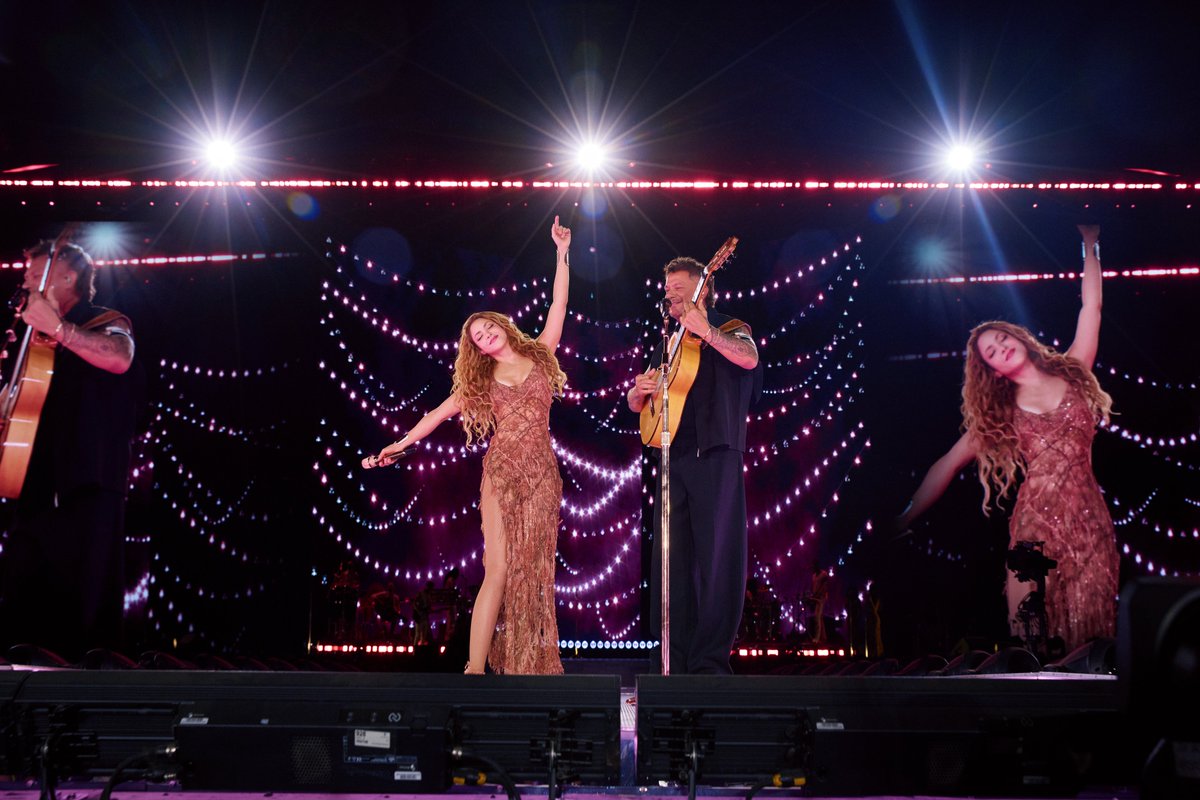 BluRadioCo's tweet photo. Shakira y Alejandro Sanz cantaron nuevamente juntos en el quinto concierto de la barranquillera en Madrid. Por segunda noche consecutiva compartieron tarima para cantar “Corazón partio” y “Tortura” ante miles de espectadores que, sorprendidos, corearon las canciones junto a ambos artistas.