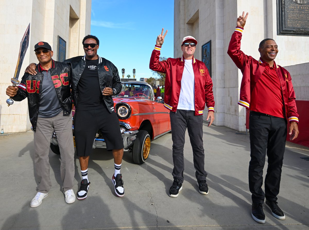 USC_Athletics's tweet photo. LEGENDS ONLY ✌️ https://t.co/oyQakJtD2u