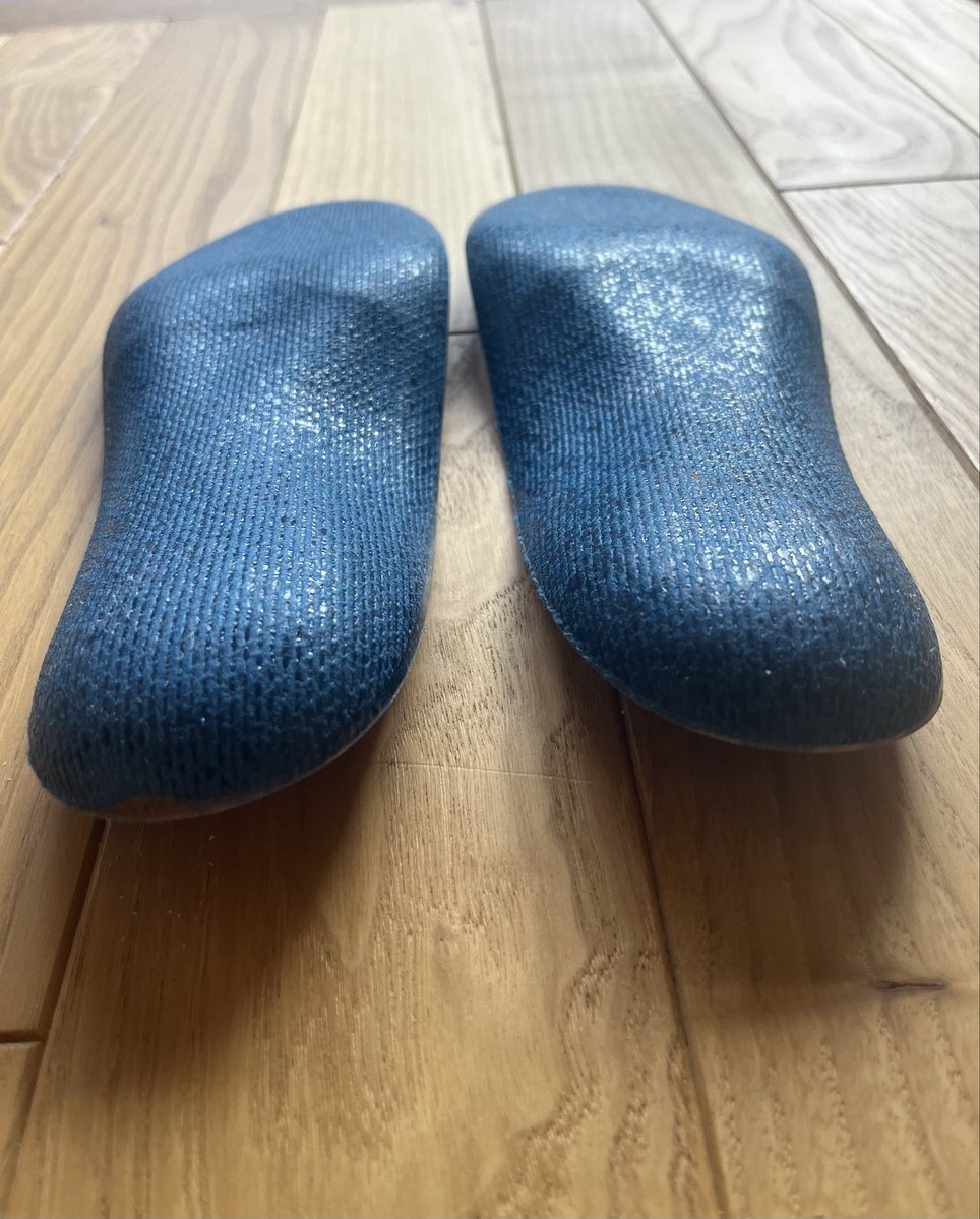 casamarno's tweet photo. ヒートガン炙りが正解。

成形のバランスをみてから、スポンティング加工かブロック加工か若しくは無加工かを決める。
何でもかんでもスタビを入れる事が最適とは限らないと思う。
インソール制作を金太郎飴化された30年。
カーボンミックス材と柔軟さを世に。 https://t.co/Z3cDyb1hYb