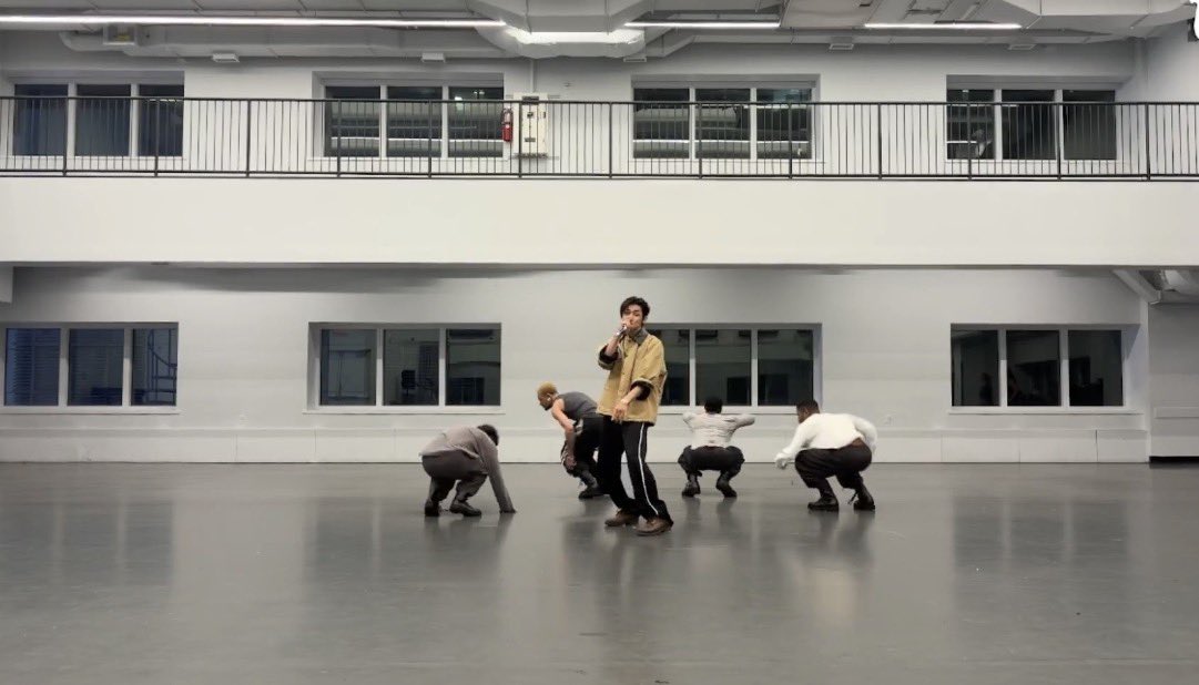translatingTXT's tweet photo. gcf @ dance practice room starting with ‘talk to you’!! https://t.co/FpVw0uk0uQ