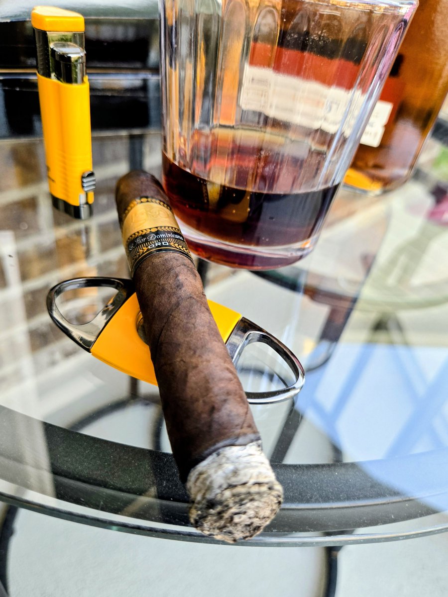 AntMan2270's tweet photo. The reward of a hard day of work the tasty notes are outstanding the citrus chocolate charred oak and coffee is next level.#cigars #cigar #cigarlovers #cigarshow #cigarlife #cigarculture #cigaraficionados https://t.co/5tef5sYXB8