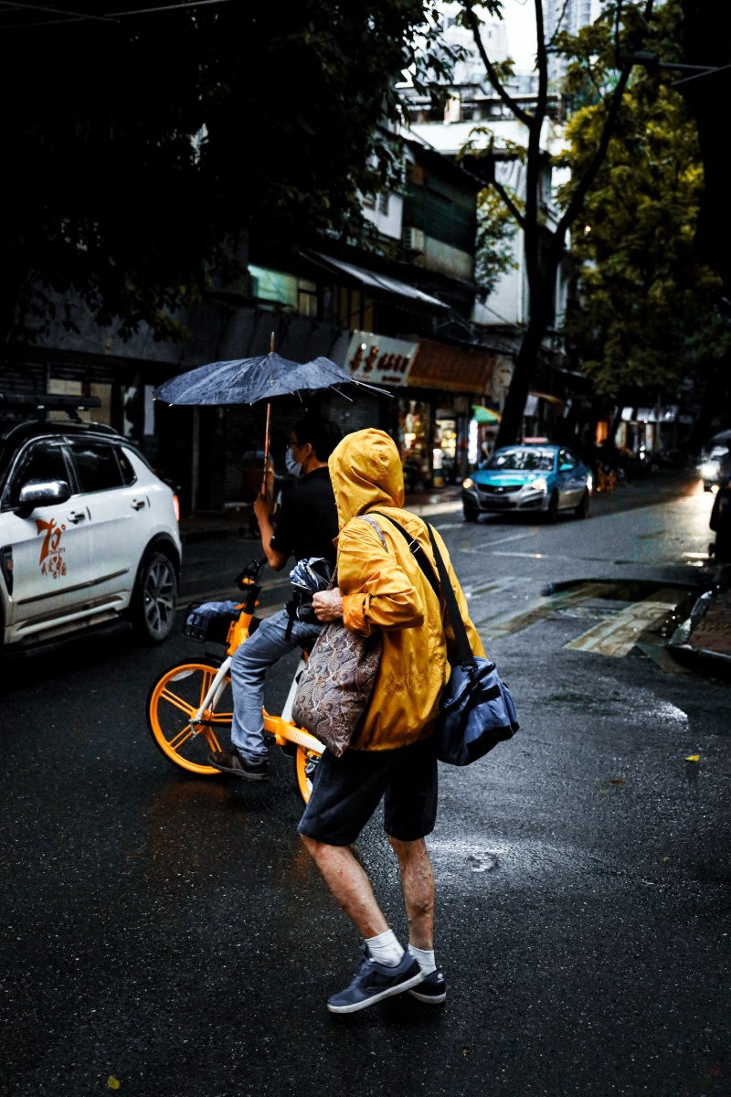 DavinaStolp6fk's tweet photo. A stranger helped me fix my flat bike tire in the pouring rain today—no pay, just a smile. Restored all my faith in small kind acts. https://t.co/2qgjo1Y5EK
