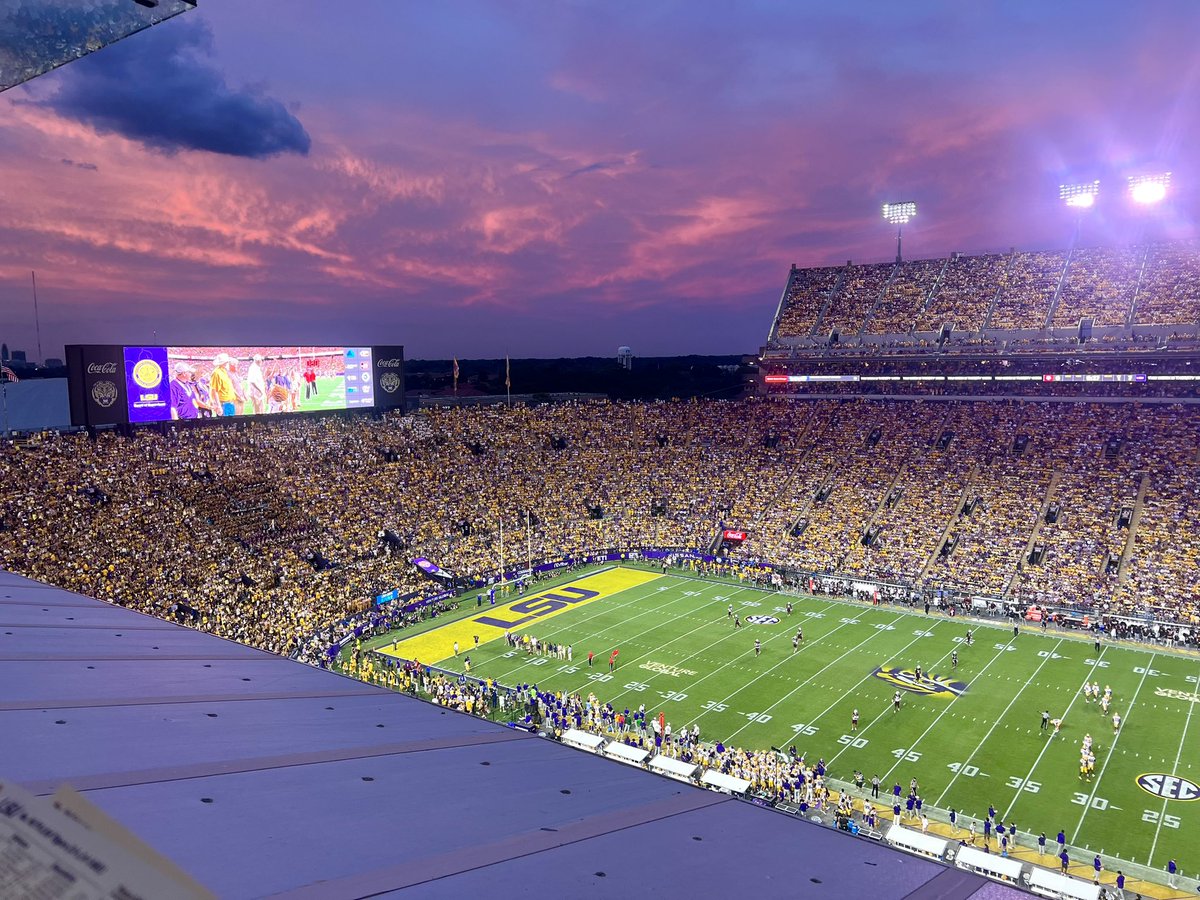 HValentineLSU's tweet photo. The western sky. 

Pretty cool sunset over Death Valley. https://t.co/xmzaz1jI4g