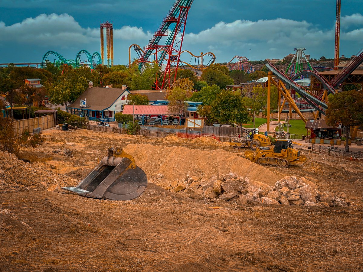 SF_FiestaTexas's tweet photo. 🌕 The Harvest Moon is rising… and something is stirring in the gorge.

Another full moon means another glimpse at the legend.

The ground is shifting. The legend is growing. And Werewolf Gorge is taking shape. 🐺

Keep watching. 

#WerewolfGorge #LaunchIntoTheLegend #SFFT2027 https://t.co/p4EwdOgoKV