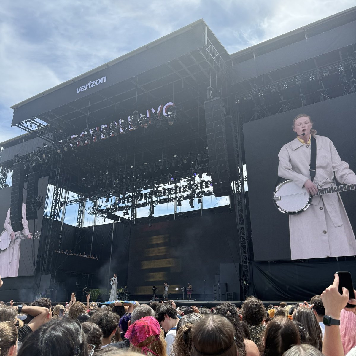 Shaking_z's tweet photo. @sharknateo I’m still thinking about her set at govball 😮‍💨 https://t.co/iE7XHRdgFW